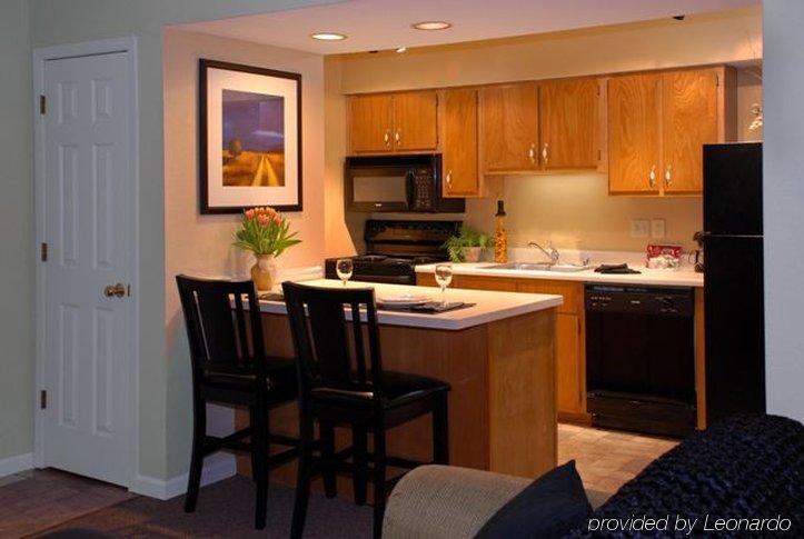 Sterling Hotel And Suites Clive Quarto foto